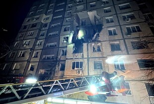 У Дніпрі російський дрон влучив у багатоповерхівку: в ДСНС показали наслідки