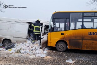 На Дніпропетровщині сталась смертельна ДТП зі шкільним автобусом: є постраждалі (фото)