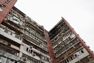 рф вдарила дроном по багатоповерхівці у Дніпрі: на двох поверхах виникли пожежі