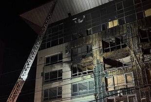 Ворог поцілив по бізнес-центру у середмісті Дніпра: виникла пожежа